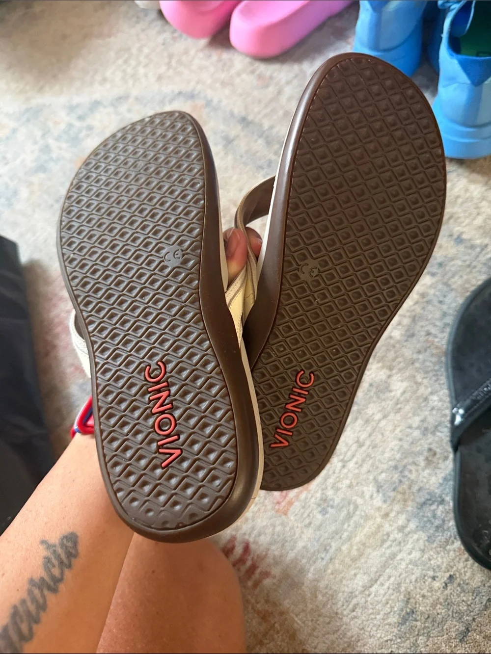 2 pair of Vionic Sandals Flip Flops in Black and Cream